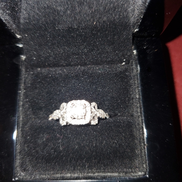 Vera Wang white gold diamond ring - Picture 4 of 9